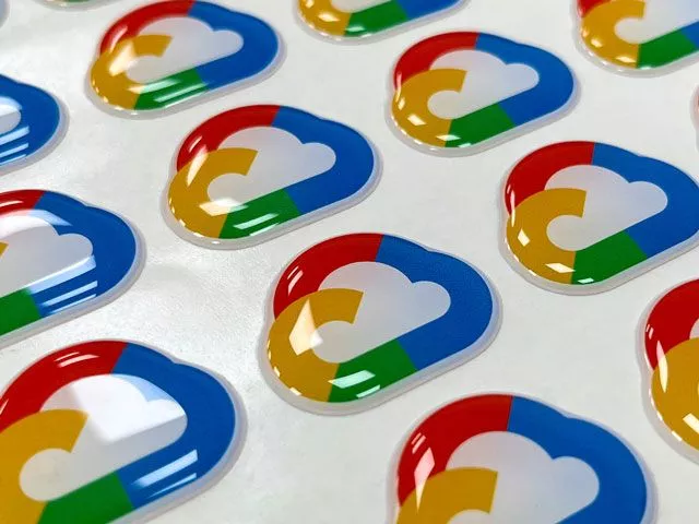 Naklejka wypukła z logo.
