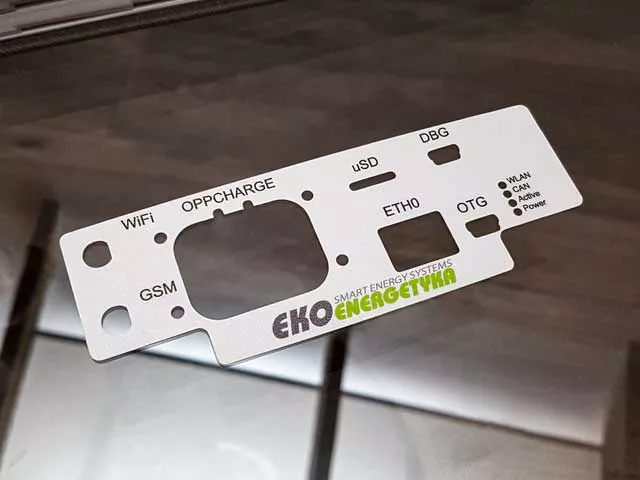 Naklejka na panel urządzenia.