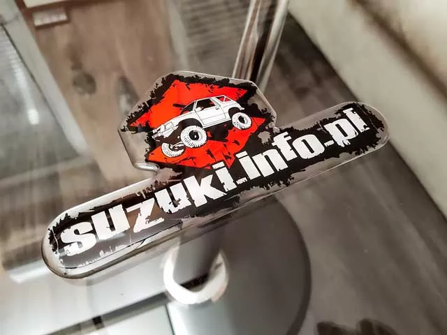 Naklejka 3D w dowolnym kształcie na folii bezbarwnej.