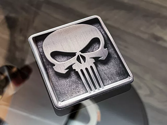 Naklejka wypukła 3D na folii aluminiowej szczotkowanej.