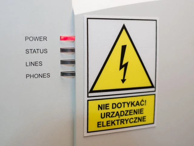 Tabliczka ostrzegawcza - sitodruk na PVC + mocna dwustronna taśma samoprzylepna. Wysoka trwałość odpowiednia na maszyny i urządzenia.