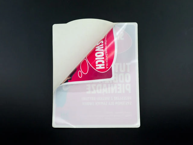 Naklejka pod szybę - druk offset UV po stronie kleju.