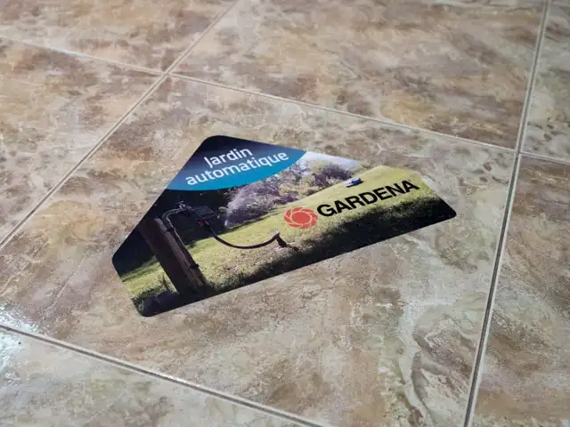 Naklejki podłogowe z laminatem antypoślizgowym.